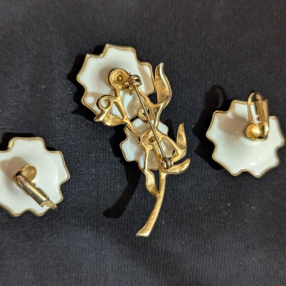Dainty Floral Brooch & Clip-On Earrings Set Vintage White Milk Glass Gold Tone - Picture 6 of 7